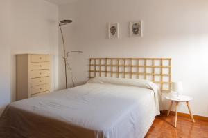 una camera con letto bianco e lampada di La Martina, Parking incluido a Jaca