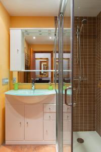 a bathroom with a sink and a shower at La Martina, Parking incluido in Jaca