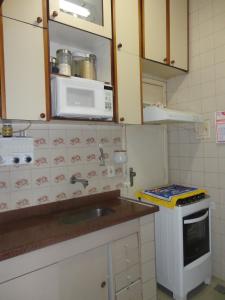a kitchen with a sink and a microwave at Apartamento Copacabana 243 in Rio de Janeiro