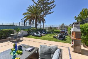 A garden outside The Secret Garden Holiday Home
