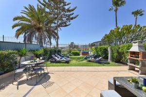A garden outside The Secret Garden Holiday Home