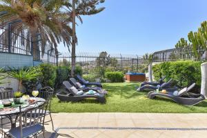 A garden outside The Secret Garden Holiday Home