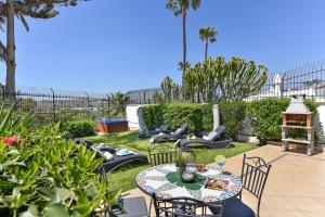 A garden outside The Secret Garden Holiday Home