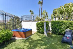 A garden outside The Secret Garden Holiday Home