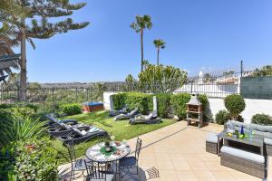 A garden outside The Secret Garden Holiday Home