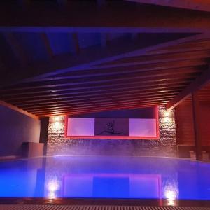 المسبح في Monte Cervo Bio Hotel & Spa أو بالجوار