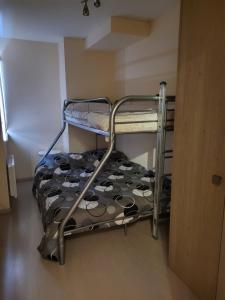 - un lit superposé avec des chaussures dans l'établissement Chateau Tropezina 6B, à Ostende 3 autres photos