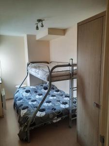 Ce lit superposé se trouve dans une petite chambre dotée d'un lit superposé gmaxwell gmaxwell gmaxwell gmaxwell. dans l'établissement Chateau Tropezina 6B, à Ostende
