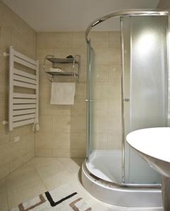 y baño con ducha y lavamanos. en Apartament Sarnia Skała Kościelisko, en Kościelisko