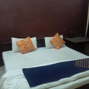 Een bed of bedden in een kamer bij shri bake bihari guest house