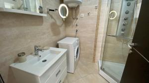 ein Badezimmer mit Waschbecken, Toilette und Dusche in der Unterkunft Karina Apartment in Budva + 62 Fotos