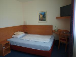 Кровать или кровати в номере Airport BusinessHotel Köln