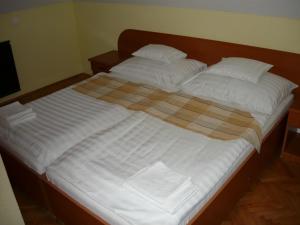 Posteľ alebo postele v izbe v ubytovaní Ezüstfenyő Hotel