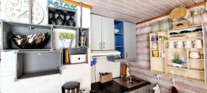 A kitchen or kitchenette at Partsilombi Holiday Home