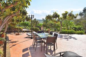 uma mesa de jantar e cadeiras num pátio em Villa Sa Caseta des Padrí 053 by Mallorca Charme em Santa Margalida