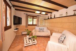 uma sala de estar com dois sofás e uma televisão em Villa Sa Caseta des Padrí 053 by Mallorca Charme em Santa Margalida