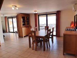 a kitchen and dining room with a table and chairs at Lacs de l'eau d'heure Amiral 24 in Erpion