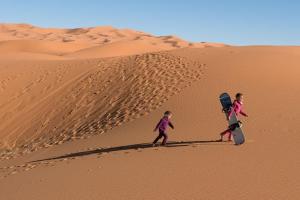 due bambini che camminano su una duna di sabbia nel deserto di M'hamid Desert Camp Tours a M'Hamid Altre 19 foto