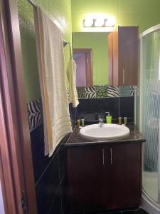 Ванная комната в Beachside Apartment in Kato Paphos Lighthouse 81