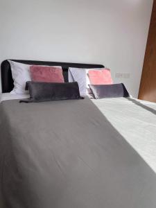 Säng eller sängar i ett rum på Beachside Apartment in Kato Paphos Lighthouse 81