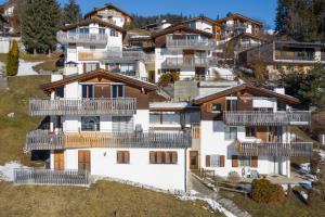 una vista aérea de una casa con balcones en Casa Darschalè 11, en Laax