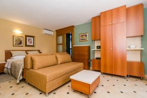 Studio Antica, apartment with a private swimming pool tesisinde bir oturma alanı