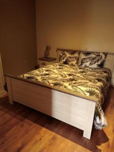 1 cama en un dormitorio con marco blanco y cama sidx sidx en Le Relais du Moulin en Gedinne