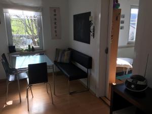 een kleine kamer met een bureau en een tafel en stoelen bij Feriendomizil Mikesh in Augustusburg