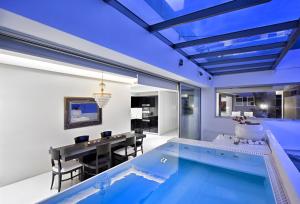 Casa con piscina y comedor en ALTO PSYRRI PENTHOUSE by K&K, en Atenas