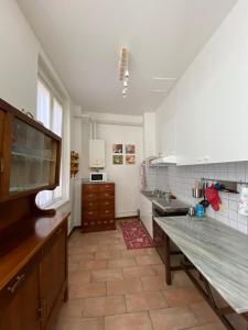 eine große Küche mit einer großen Arbeitsplatte darin in der Unterkunft Alle mura in Bergamo