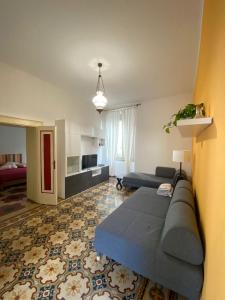 ein Wohnzimmer mit einem blauen Sofa in einem Zimmer in der Unterkunft Alle mura in Bergamo