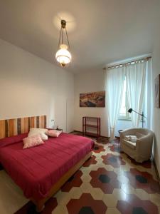 ein Schlafzimmer mit einem großen roten Bett und einem Stuhl in der Unterkunft Alle mura in Bergamo