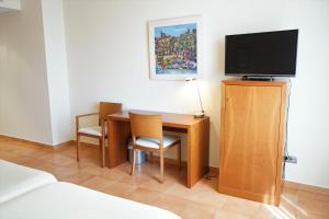 A television and/or entertainment centre at Hotel Santuari Balaguer