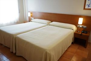 A bed or beds in a room at Hotel Santuari Balaguer