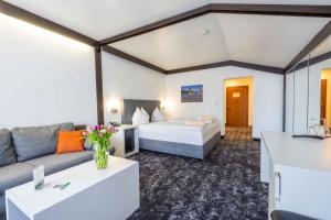 Postel nebo postele na pokoji v ubytování Hotel Bellevue + 37 fotografií