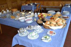 einen Tisch mit einem blauen Tischtuch mit Essen drauf in der Unterkunft Hotel Sammeth Bräu in Weidenbach