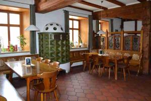 une salle à manger avec des tables et des chaises en bois dans l'établissement Hotel Sammeth Bräu, à Weidenbach