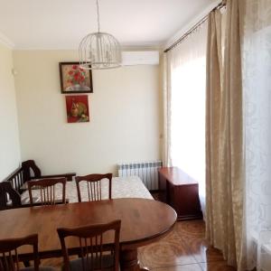 Habitación con mesa de comedor y mesa de comedor. en Дача в Санжейке с уютной территорией для отдыха у Чёрного моря en Sanzhiyka