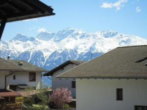 A general mountain view or a mountain view taken from az apartmanhoteleket