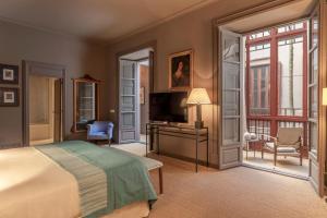- une chambre avec un lit et un bureau avec une télévision dans l'établissement Hotel Can Cera, à Palma de Majorque
