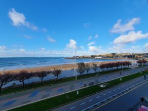 Photo de la galerie de l'établissement Playa 12 - El lujo de estar en 1ª Línea de playa, à Gijón