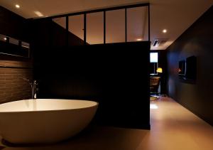 TV in/ali zabaviščno središče v nastanitvi Lee Design Hotel