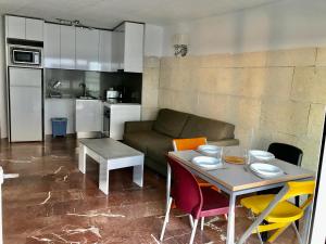 sala de estar con mesa y sofá en PALMERAS - Apartamento en el centro de Roses - cerca de la playa - terraza - wifi, en Roses