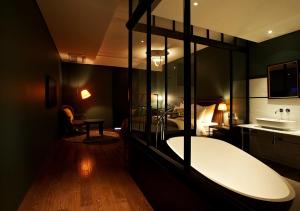 baño grande con bañera y lavamanos en Lee Design Hotel, en Yongin