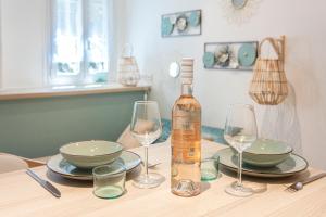 eine Flasche Wein auf einem Tisch mit Brille in der Unterkunft Studio climatisé à 50m des plages in Nizza + 3 Fotos