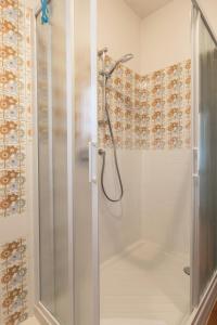 y baño con ducha y puerta de cristal. en Secret Garden Liliad - Bellagio, en Bellagio