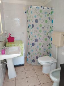łazienka z toaletą i zasłoną prysznicową w obiekcie Villa Camelia By Cala Salento w mieście Torre Lapillo +12 zdjęć