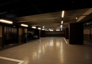 un garaje vacío con un coche aparcado en él en Lee Design Hotel, en Yongin