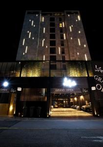 um grande edifício com luzes à frente à noite em Lee Design Hotel em Yongin