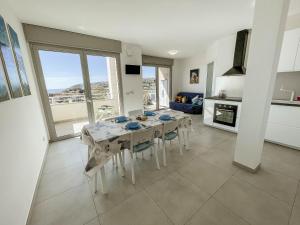 Una cocina y un comedor con mesa y sillas. en Suite D'Annunzio Luxury, en San Remo